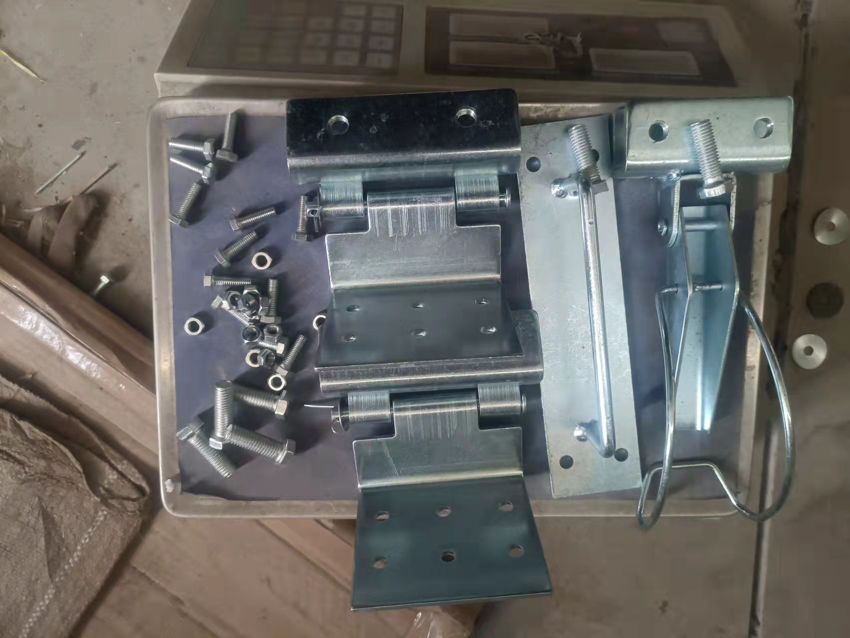 开启防雨罩附件